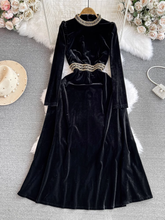 Langärmliges A-Linien-Samtkleid mit Stehkragen